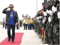  ?? KIM TIBLANI/EPA ?? TANGGUH: Manny Pacquiao berjalan di depan pasukan saat tiba di Bandara General Santos, Filipina, tahun lalu.
