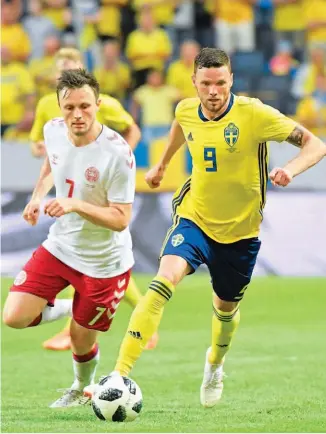  ??  ?? El delantero de la selección de Suecia, Marcus Berg, se escapa de la marca del volante de Dinamarca, William Kvist, durante el encuentro que empataron ayer.