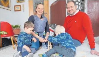  ?? FOTO: SYBILLE GLATZ ?? Nina Puza und ihr Mann Walther spielen mit ihren drei Kindern: Max (v. l.), Lilli (im Tragetuch) und Toni.