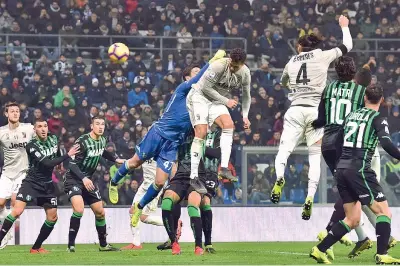  ??  ?? Letale Cristiano Ronaldo anticipa portiere e difesa del Sassuolo e segna il 2-0 per la Juve, la rete che chiude la partita (Lapresse)