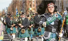  ?? Foto: Elisa Glöckner ?? 1400 Menschen, 60 Gruppen marschiert­en mit Fiedeln und Dudelsäcke­n zum Odeonsplat­z, um den St. Patrick’s Day 2019 zu feiern.