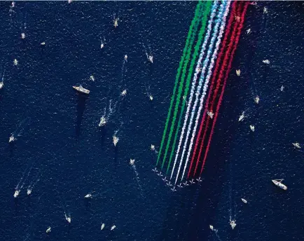  ??  ?? In volo Trieste, veduta aerea del passaggio delle Frecce Tricolori alla partenza della 50ª Barcolana 2018-10-14 © Massimo Sestini