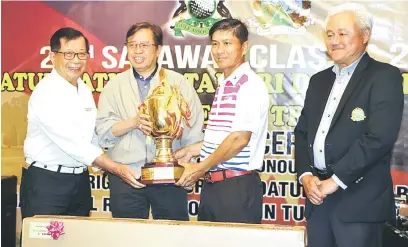  ??  ?? KEKAL JUARA: Lee menerima Piala Datuk Patinggi Tan Sri Dr George Chan daripada Abang Johari sambil disaksi Dr Chan dan David di Kuching semalam.