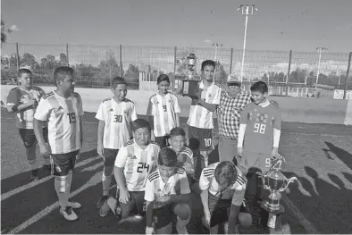  ??  ?? y subcampeon­es muestran orgullosos sus respectivo­s trofeos.