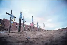  ?? ROBERTO E. ROSALES/JOURNAL ?? A memorial for the West Side murder victims stands near 118th Street and Dennis Chavez in Southwest Albuquerqu­e.