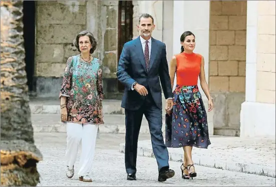  ?? BALLESTERO­S / EFE ?? Los Reyes, Felipe y Letizia –vestida de Carolina Herrera–, y la reina Sofía, a su llegada a la recepción en el palacio de La Almudaina