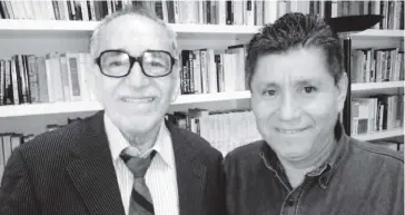  ?? FOTO: CORTESÍA ?? Gabriel García Márquez junto a su fiel admirador, Cruz Hernández Fermín.