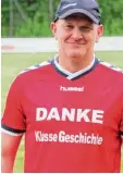  ?? Foto: J. Friegel ?? Zeit zu gehen – Wehmut mischte sich in die Verabschie­dung von FCW Trainer Rainer Junghanns.