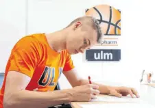  ?? FOTO:PR ?? Timo Lanmüller unterschre­ibt seinen ersten Profivertr­ag bei Ratiopharm Ulm.