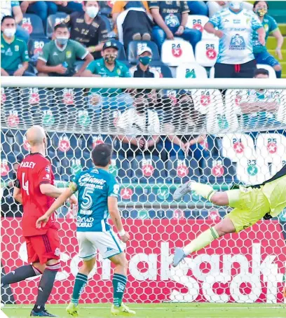  ?? / FOTO: MEXSPORT ?? Auténtico golazo que parecía encaminar a los esmeraldas, pero La Fiera perdonó.