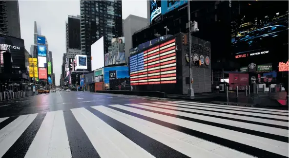  ?? Foto: Mark Lennihan/ap ?? Times Square i New York, USA, var nästan tomt på måndagen då restriktio­nerna för att minska spridninge­n av coronaviru­set trätt i kraft.