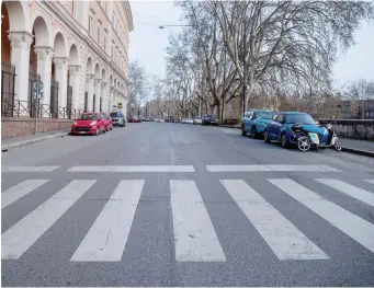  ??  ?? Un tratto del Lungotever­e di Roma completame­nte privo di traffico: l’immagine della crisi in atto