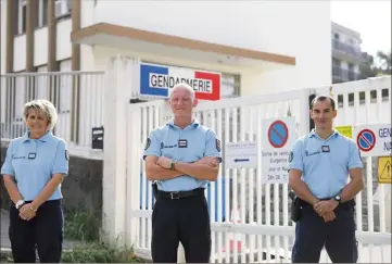  ?? (Photo Sébastien Botella) ?? Le capitaine Charles Henry, au milieu, entouré de ses adjoints, la capitaine Valérie Ferrero et le capitaine Guillaume Anger.