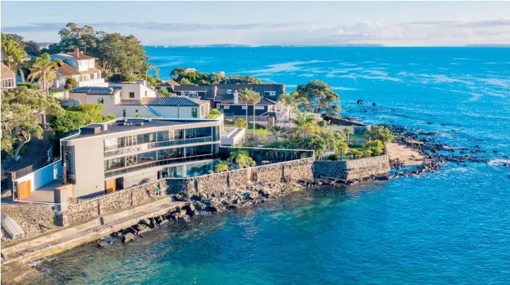  ??  ?? Encased in reinforced concrete constructi­on, 27 metres of floor-toceiling windows engage the views to Rangitoto and the Hauraki Gulf.