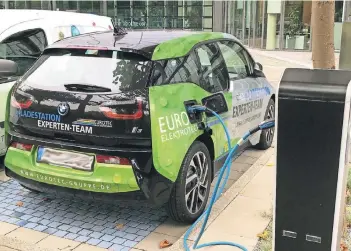  ?? FOTO: EUROTEC ?? Christian Freibott baut nicht nur Ladestatio­nen, er setzt mit seinen Fahrzeugen auch selbst auf E-Mobilität.