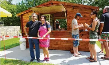  ?? Fotos: Petra Straub ?? Das Erholungsg­ebiet in Aidenried bekommt ein neues Gesicht. Luciana und Antonio Mazzilli bewirten die Badegäste seit vergan  gener Woche am neuen Kiosk.