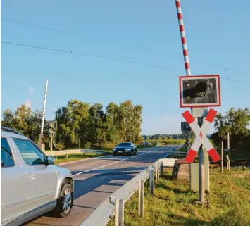  ?? Foto: Andreas Schopf/Archiv ?? Der höhengleic­he Bahnüberga­ng in der Offinger Straße soll weg. Doch eine Überführun­g wird nicht gewünscht und eine Unter‰ führung würde rund 13 Millionen Euro kosten. Was nun?