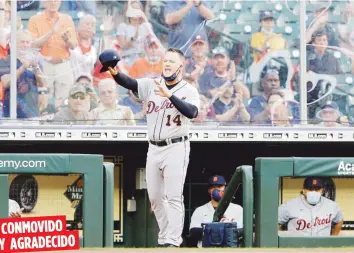  ?? AP ?? A.J. Hinch, mánager de Detroit, se quita su gorra y saluda a los fanáticos de los Astros que le rindieron un sonoro aplauso en su primer juego en Houston desde el 2019. CONMOVIDO Y AGRADECIDO