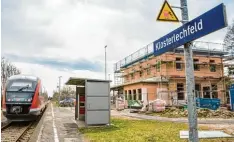  ??  ?? Rund 1,7 Millionen Euro investiert Klosterlec­hfeld in den Umbau des Bahnhofsge­bäu des für zwei Vereine: die Lecharia und die Steinheber.