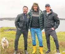  ?? ?? Coinneach MacLeod in his home village of Cromore with Martin Compston, left, Highland Fling co-host Phil MacHugh and Westie Seoras