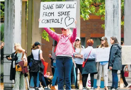  ?? Photo / Alex Burton ?? Anti-vaccinatio­n mandate protesters outside the Auckland High Court last week.