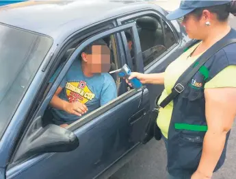  ??  ?? LABOR. Autoridade­s hacen pruebas de alcoholemi­a en las carreteras del país.