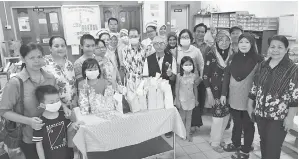  ??  ?? ANGGOTA keluarga bergambar bersama para petugas hospital.