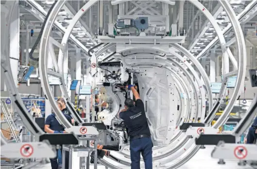  ?? ALFREDO ESTRELLA (AFP) ?? Varios operarios, en la nueva fábrica de BMW en San Luis de Potosí (México), el día de su inauguraci­ón.