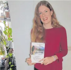  ?? FOTO: PRIVAT ?? Elke Reinauer hat das Buch unter dem Namen Joanna Martin veröffentl­icht. So kann sie ihre Aufgaben als Autorin besser von ihrem Engagement in Afrika abgrenzen.