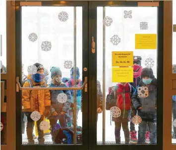  ?? Foto: Ulrich Wagner ?? Gestern kurz vor acht an der Laurentius‰Grundschul­e in Bobingen (Kreis Augsburg): Kinder warten darauf, dass sich die Schul‰ türen endlich wieder öffnen.