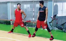  ??  ?? Phoenix Pulse Fuel forward Calvin Abueva talks to teammate Jaypee Mendoza during a practice session Thursday at The Upper Deck in Pasig City. The Fuel Masters meet San Miguel Beer in Game 4 of their PBA Philippine Cup semifinal series on Sunday at the Smart Araneta Coliseum. (Waylon Galvez)