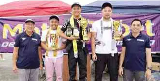  ??  ?? The 3rd Gymkhana Championsh­ip was dominated by Visayans for the first time in MSDP history. Ian Rosales from loilo (center) snatched the top spot while Cebu’s Dennis Corro (second from right) was 1st runner-up. VJ Bacungan (second from left) of Metro Manila placed third. With them are MSDP Head Instructor Vip Isada (at left) and AAP Chief Operating Officer Mark Desales (at right).