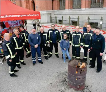  ?? Fotos: nd/Ulli Winkler ?? Mahnwache der Feuerwehrl­eute vor dem Roten Rathaus