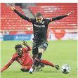  ?? FOTO: DPA (ARCHIV) ?? Leon Bailey (r.) in Aktion gegen Alphonso Davies.