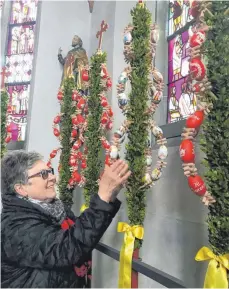  ?? FOTO: ADELINDE SCHWEGLER ?? Alles am richtigen Platz: Brigitte Bott ist zufrieden. Die 18 restaurier­ten Palmen sind im Chor der Berger Kirche aufgereiht.