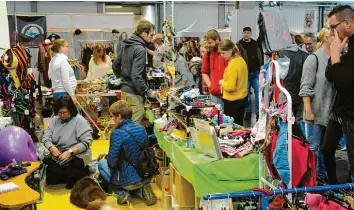  ?? Fotos: Andreas Brücken ?? Für den „besten Freund des Menschen“ist das Angebot der „Dogsmania“riesig. Wie Begleithun­de Menschen mit Behinderun­g helfen können, etwa beim Anziehen, zeigt Lisa Ophüls mit ihrem Hund „Jacky“(oberes Bild).