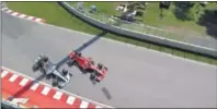 ??  ?? Momento en el que Vettel regresa a la pista.