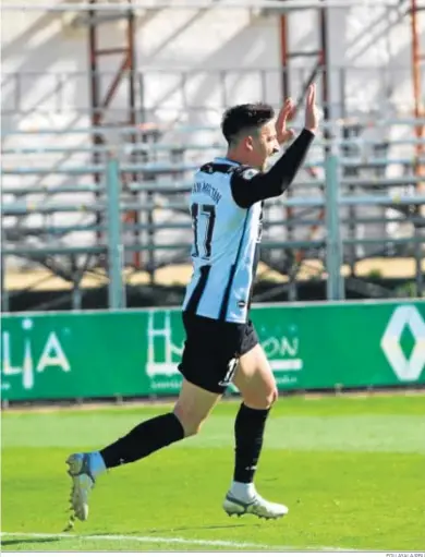  ?? EDU AYALA/RBL ?? Iván Martín festeja su gol, el número 1.000 de la Balona en Segunda división B.