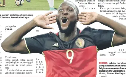  ?? — Gambar Reuters — Gambar AFP ?? Mbappe (tengah) diasak hebat oleh dua pemain pertahanan Luxembourg ketika beraksi pada perlawanan kelayakan Piala Dunia 2018 di Toulouse, Perancis Ahad lepas. BERBISA: Lukaku meraikan jaringanny­a ketika membantu Belgium menewaskan Greece di Stadium The...