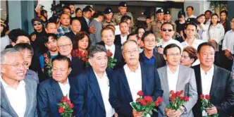  ?? AFPPIX ?? Pheu Thai party leaders leave the crime suppressio­n division in Bangkok yesterday after being charged with sedition and violating the ban on gatherings.