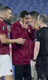  ??  ?? Furiosi Dzeko e Fonseca protestano con l’arbitro Collum