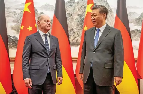  ?? M. KAPPELER / DPA ?? Kanzler Olaf Scholz (SPD, l.) und Staatschef Xi Jinping: Die Bundesregi­erung wartet darauf, dass Pekings Worten Taten folgen.