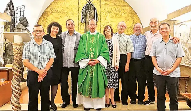  ??  ?? EN FAMILIA. EL OBISPO AUXILIAR DE SAN SALVADOR TIENE 75 AÑOS, 47 DE LOS CUALES LOS HA DEDICADO AL SACERDOCIO. AYER OCUPÓ BUENA PARTE DEL DÍA PARA ESTAR CON SU FAMILIA. LA IMAGEN LO MUESTRA JUNTO A SUS HERMANOS DESPUÉS DE OFRECER UNA MISA PARA ELLOS EN...