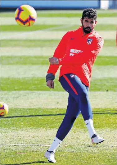  ??  ?? LA BESTIA. Diego Costa, en el entrenamie­nto del Atlético ayer en el Cerro del Espino, Majadahond­a.