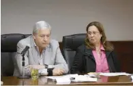  ?? ?? Dúo. El alcalde José María Fraustro Siller elogió la labor que lleva a cabo la señora Beatriz Dávila de Fraustro.