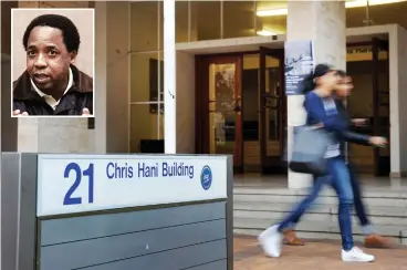  ?? PICTURE: DAVID RITCHIE/AFRICAN NEWS AGENCY (ANA) ?? SALUTE: UCT has renamed its science lecture theatre after late Struggle legend and SACP secretary-general Chris Hani, inset.