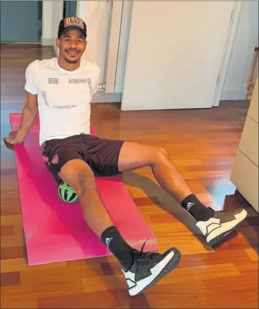  ??  ?? Fernando posa mientras se entrena durante estos días en su casa de Sevilla.