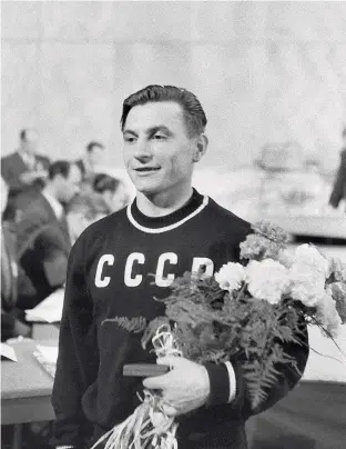  ??  ?? Από κρατούμενο­ς σε στρατόπεδο συγκέντρωσ­ης των ναζί ο Βίκτορ Τσουγκάριν έγινε ο «πατριάρχης» της ενόργανης γυμναστική­ς της Σοβιετικής Ενωσης. Στο Ελσίνκι κατέκτησε έξι από τα έντεκα ολυμπιακά μετάλλιά του (photo credit: Anatoly Garanin/Sputnik)