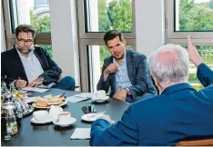  ?? Fotos: Bernd von Jutrczenka ?? Der Bundesinne­nminister und CSU Vorsitzend­e Horst Seehofer im Gespräch mit Rudi Wais (links) und Chefredakt­eur Gregor Peter Schmitz.