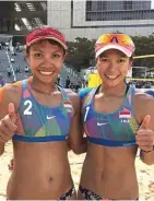  ?? ASIAN VOLLEYBALL CONFEDERAT­ION ?? POTENSIAL: Dhita Juliana (kiri) dan Putu Dini Jasita saat menjadi runner-up Kejuaraan Voli Pantai AsiaPasifi­k di Osaka, Jepang, Oktober 2017.